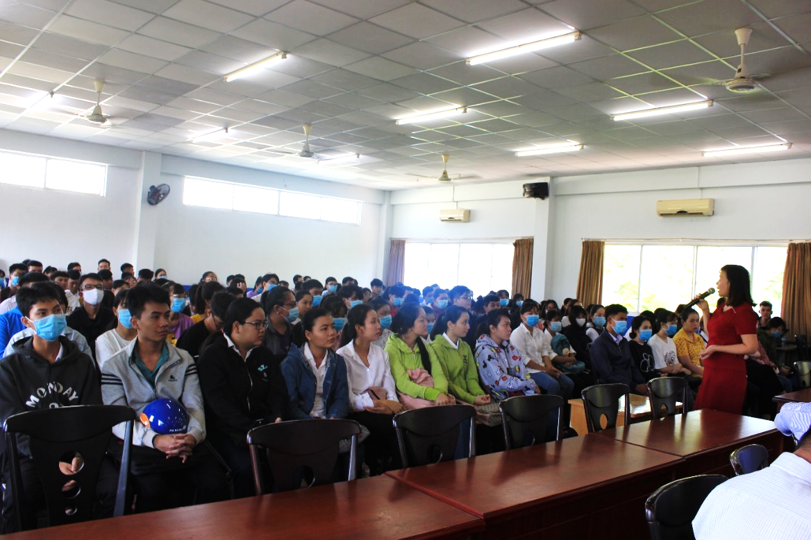 Sinh viên lắng nghe cơ hội học tập và làm việc tại Đức từ đơn vị liên kết