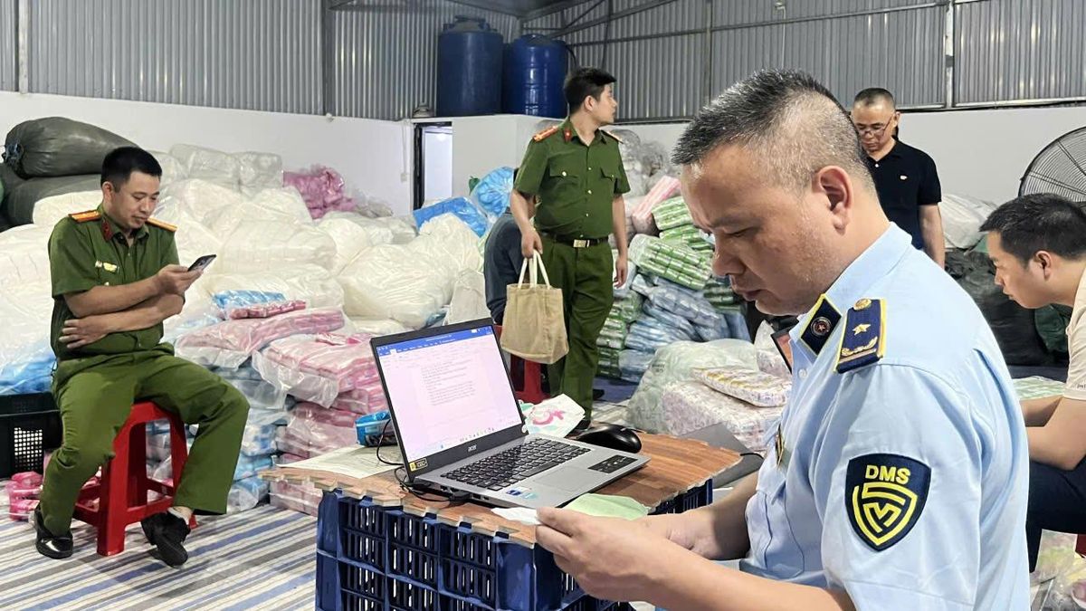 Triệt phá điểm sản xuất băng vệ sinh giả thương hiệu nổi tiếng - Báo VTC News