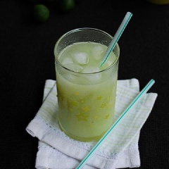 Rót nước ổi ra ly thêm đá viên rồi thưởng thức.