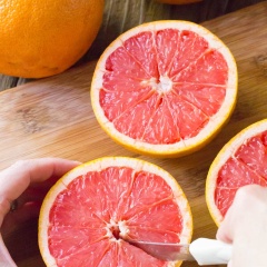 Bưởi đào bổ đôi, dùng dao nhỏ rạch theo hình vòng tròn bên ngoài và rãnh múi. Rắc đường trắng lên bưởi rồi dùng đèn khò chín đường.