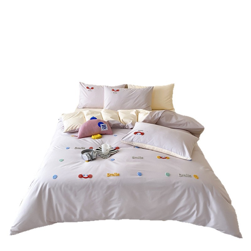 Cotton bedding set with smiley embroidery