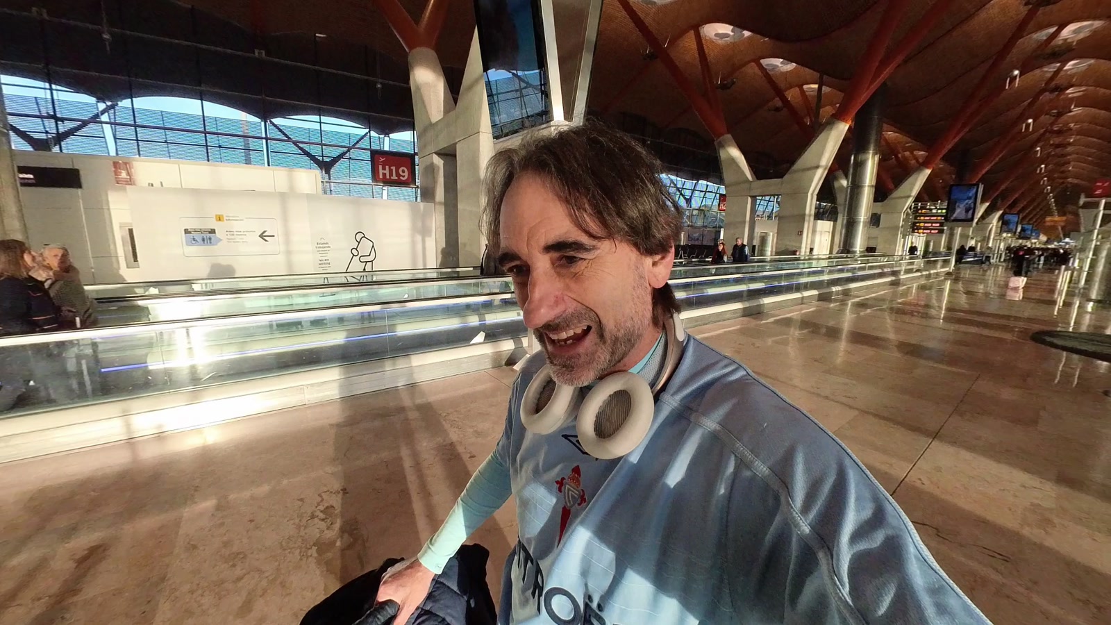 Aeropuerto de Madrid, con la camiseta del Celta puesta para el viaje