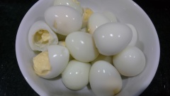 Rửa sạch lá chuối rồi đem phơi nắng cho héo hoặc trụng qua nước sôi. Nấm mèo ngâm nở , hành lá rửa sạch, trứng cút luộc chín lột vỏ.