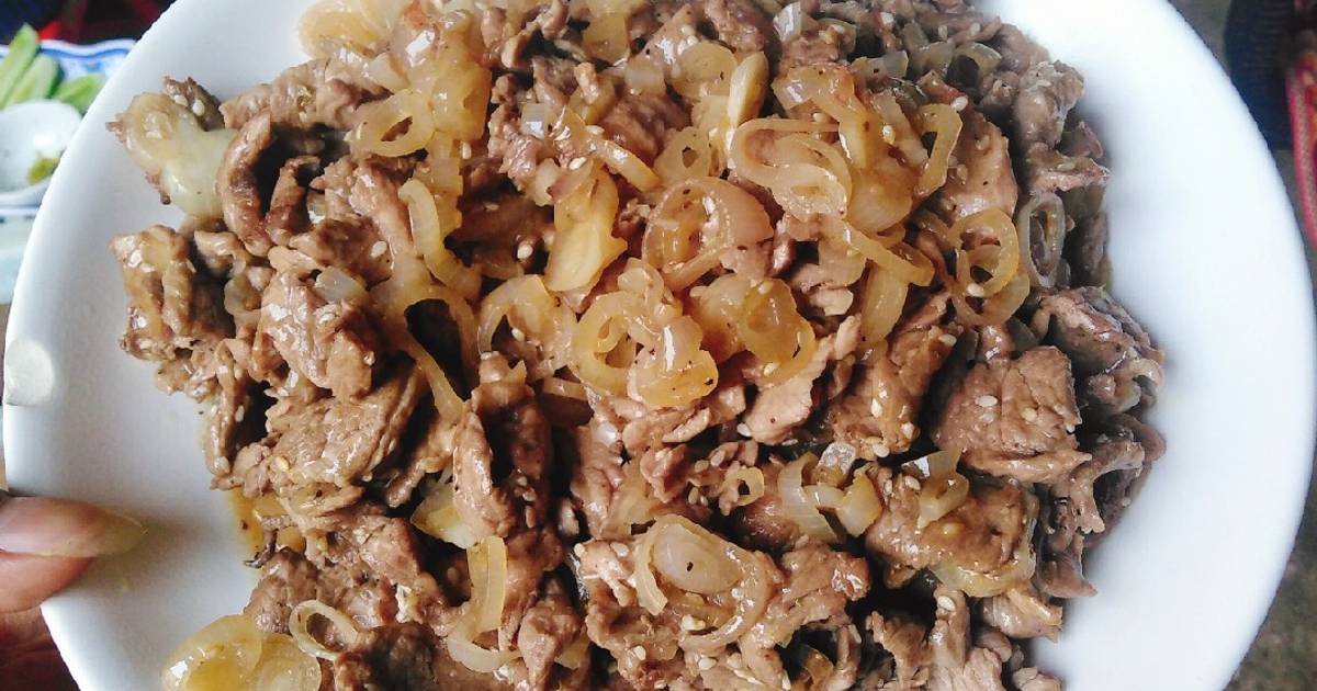 Thịt rang hành mè
