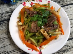 Cho nui xào thịt bò ra dĩa, rắc tiêu xay, trang trí ngò lên trên và thưởng thức thôi nào. Món nui xào bò ngon miệng, màu sắc bắt mắt, giàu dinh dưỡng này sẽ là bữa sáng đầy năng lượng cho cả nhà đấy. Chúc các bạn thành công!