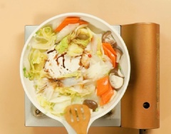 Khi cải thảo hơi mềm lá thì cho 1/4 muỗng cà phê tiêu, 1/4 muỗng cà phê đường, 1/4 muỗng cà phê bột ngọt, 1/2 muỗng cà phê muối, 1 muỗng canh nước tương vào và đảo đều tay. Nếm thử xem rau củ xào đã đều vị và vừa ăn chưa rồi nêm thêm nếu cần. Nấu đến khi cà rốt mềm, nấm hương nở bung mũ nhiều thì tắt bếp.