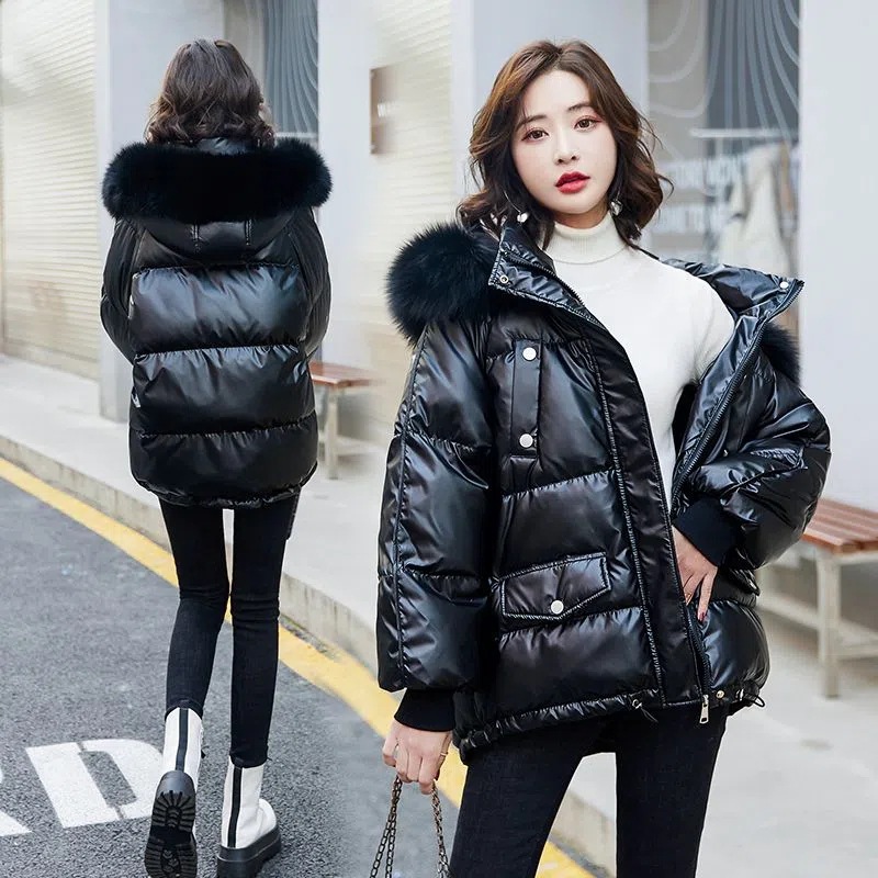 Short women's puffer jacket with faux fur collar
