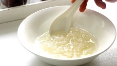 Ngâm 30gr nhựa đào vào nước trong 8 tiếng, đến khi nở mềm. Đối với tuyết liên tử, thời gian ngâm ít hơn, bạn ngâm 50gr tuyết liên tử vào nước khoảng 3-4 tiếng là có thể dùng để nấu. Khi ngâm nước thì tuyết liên tử nở ra, có màu trắng mờ, thơm như gạo nếp.