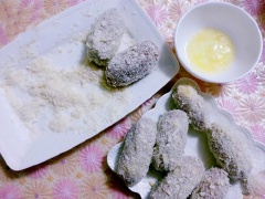 Lấy 1 lượng khoai vừa đủ, ấn dẹt ra và cho nhân đỗ vào vo tròn lại cho kín nhân, để riêng ra 1 cái đĩa, cứ như vậy làm cho hết nguyên liệu. Lấy khoai nhúng vào tô lòng trắng trứng sau đó lăn qua bột chiên xù. Đun nóng nhiều ăn và thả từng viên khoai vào chiên với lửa nhỏ vừa, lật khoai chiên cho đến khi vàng giòn thì vớt ra giấy thấm dầu và thưởng thức khi khoai còn nóng.