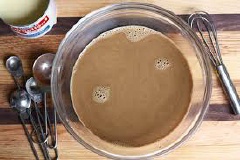 Hòa tan cà phê đen với 2 muỗng canh sữa đặc. Sau đó, đổ hỗn hợp cà phê vào nồi cùng kem whipping, sữa tươi không đường, đường trắng, nấu nhỏ lửa.