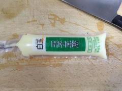 Cắt đậu hũ trứng thành từng miếng có độ dày 1cm, đặt các miếng đậu hũ trứng lên các miếng cà rốt đã để sẵn trên dĩa. Lấy từng con tôm đã ướp ra, cuộn tròn lại và đặt lên đậu hũ trứng, mỗi miếng như vậy chỉ để 1 con tôm thôi bạn nhé.
