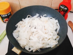 Pha nước sốt : cho 1 muỗng canh đường, 4 muỗng cang nước tương Chin-su, 2 muỗng canh tương ớt Chin-su vào chén. Trộn đầu cho gia vị tan hết. Làm nóng 1 muỗng canh dầu ăn còn lại. Cho phở vào xào, lúc này nên để lâu chút cho phở hơi vàng sẽ rất ngon. Cho nước sốt vào đảo đều cho phở thấm gia vị. Xào đến khi phở thấm hết nước sốt thì cho hỗn hợp rau vào. Thêm hành lá cắt khúc vào nữa là hoàn thành.
