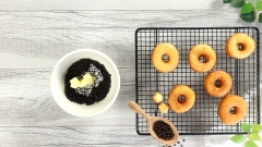 Sốt Chocolate phủ bánh donut: Cho 100gr chocolate chip vào tô, thêm 20ml kem whipping và 15gr bơ lạt vào, quay chảy trong lò vi sóng hoặc đun cách thủy khoảng 1 phút. Dùng muỗng khuấy đều đến khi chocolate hòa quyện mịn mượt. Bánh donut sau khi chiên thấm bớt dầu, nhúng vào sốt chocolate hoặc rắc đường bột, ăn khi bánh còn nóng là rất ngon.