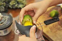 Vắt chanh lấy nước cốt. Bào lớp vỏ bên ngoài trái chanh cho vào chén.