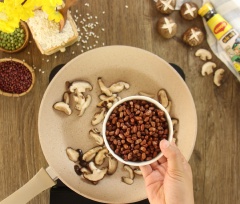 Đun nóng 2/3 muỗng dầu ăn, cho nấm hương vào đảo sơ cho ngấm dầu rồi thêm vào đậu đỏ, đậu Hà Lan. Đảo đều tay khoảng 1-2 phút rồi thêm vào 2/3 muỗng canh dầu hào Maggi, đảo nhanh tay khoảng 5 phút cho chín thơm thì tắt bếp.