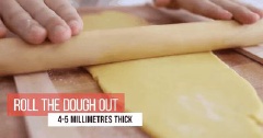 Trước tiên cho bơ lạt, đường bột vào âu, dùng máy đánh cho hỗn hợp nhuyễn, chuyển sang màu vàng sáng. Sau đó, cho 1 quả trứng gà, 5ml tinh chất vani vào, trộn đều. Sau đó, rây bột mì vào và trộn đều đến khi có được phần bột mịn. Lấy bột ra, nhào thêm vài lần rồi cán thành miếng mỏng khoảng 4-5mm.