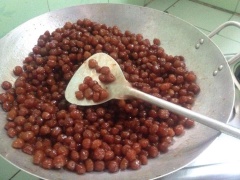 Đặt chảo lên bếp, đun lửa nhỏ vừa cho đường tna hoàn toàn và ngấm vào chùm ruột. Đun đến khi nước đường cạn và bắp đều thành 1 lớp bóng lên mặt ngoài các viên chùm ruột là được.