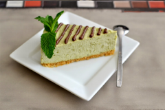 Khi cắt bánh thì các bạn nhớ tráng dao qua nước ấm, lau sạch dao và cắt nhé. Lặp lại như thế mỗi lần cắt thì đường cắt bánh sẽ mịn và đẹp hơn! Bánh ăn lạnh, ngon, béo và thơm. Các bạn có thể trang trí ít chocolate đun chảy hoặc một lát bơ cắt mỏng cho đẹp mắt!
