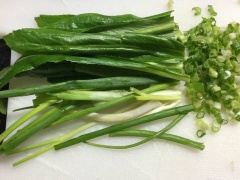 Khoai sọ gọt vỏ, rửa sạch, cắt khúc.Hành lá, ngò gai rửa sạch, cắt nhỏ.