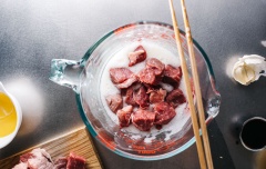 Thịt bò rửa sạch, cắt nhỏ. Trộn đều lòng trắng trứng, bột bắp cho đến khi hòa quyện. Cho thịt bò vào hỗn hợp và để yên cho đến khi chiên. Chuẩn bị rây để khi thịt bò chiên xong, bạn cho bò lên và để ráo dầu. Đun sôi dầu trong lửa lớn.