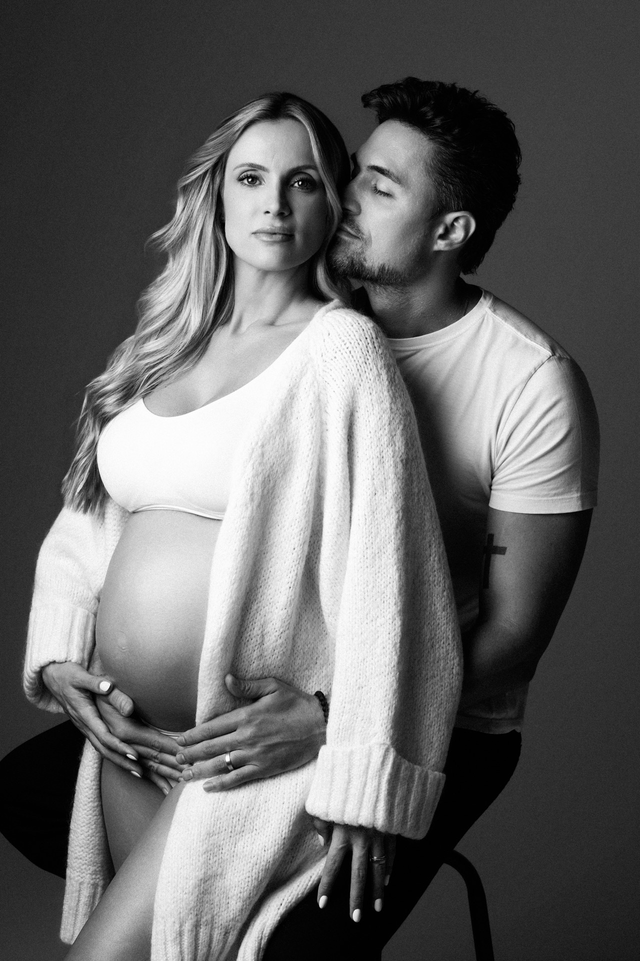 Camila Eccel e companheiro em retrato preto e branco de gestante.