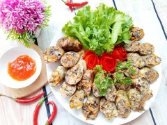 Khi ăn thái lòng heo nhồi thành những lát nhỏ, chấm với tương ớt hay nước mắm chua cay đều tuyệt.