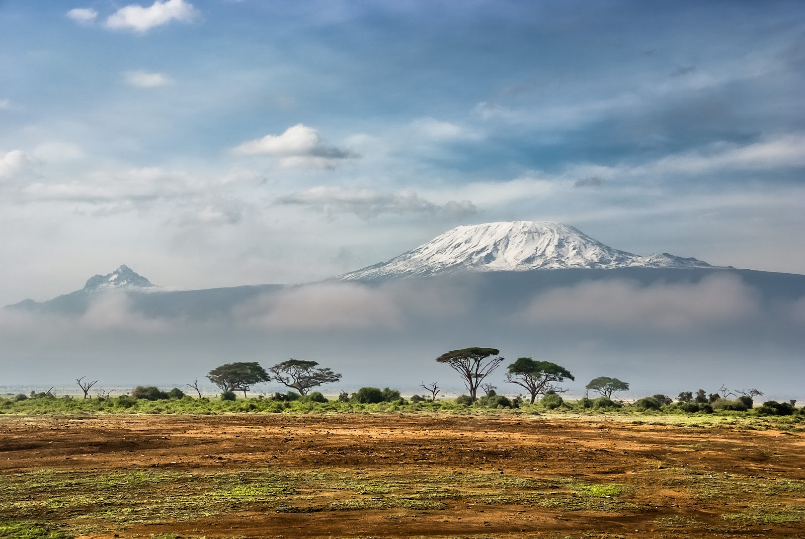 Mount Kilimanjaro: Keajaiban Alam dan Budaya di Puncak Afrika
