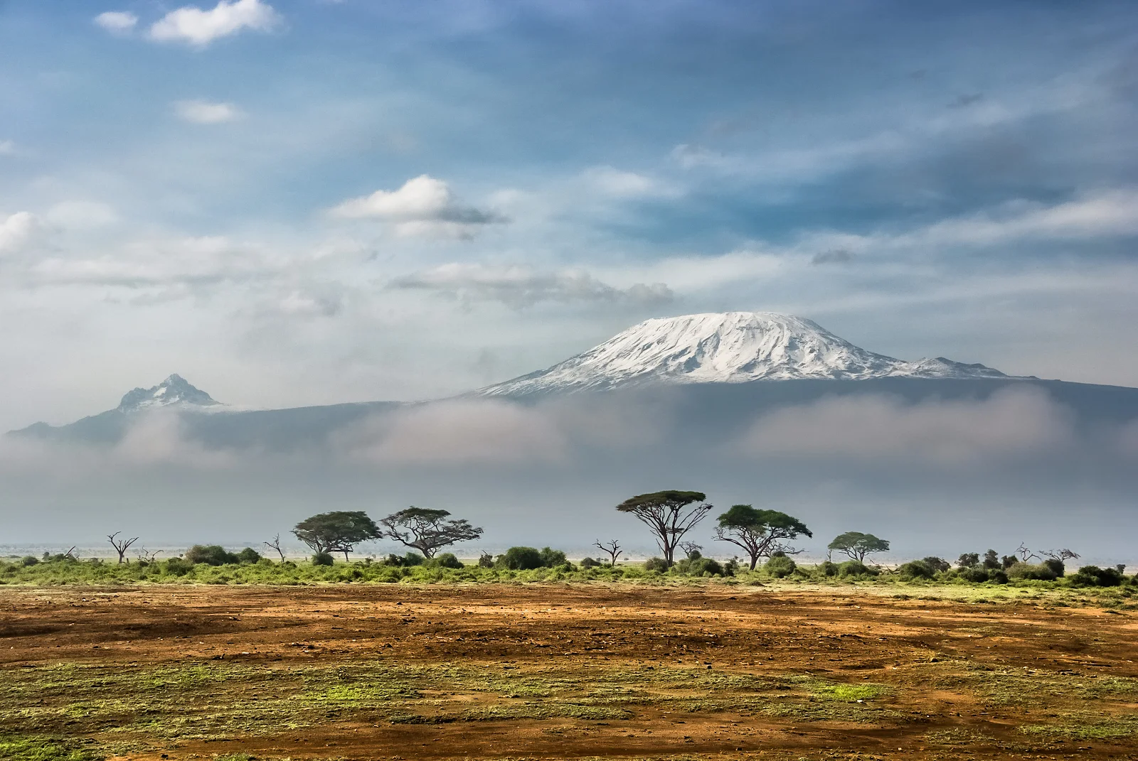 Mount Kilimanjaro: Keajaiban Alam dan Budaya di Puncak Afrika