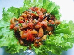 Khi thịt cá đã được sốt đều, cho hành lá và thì là đã cắt nhỏ vào là hoàn thành. Và thành quả là 1 đĩa cá rô phi chiên sốt chua ngọt thơm ngon nức mũi, hao cơm phải biết.