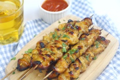 Chỉ với 2 bước làm rất nhanh và rất đơn giản đã có ngay những xiên que gà nướng hấp dẫn, thơm nức mùi bia và mật ong. Trời lành lạnh nhâm nhi vài xiên que gà nướng với bạn bè người thân là tuyệt vời luôn đó. Đừng bỏ lỡ công thức gà xiên nướng bia siêu ngon này nha.