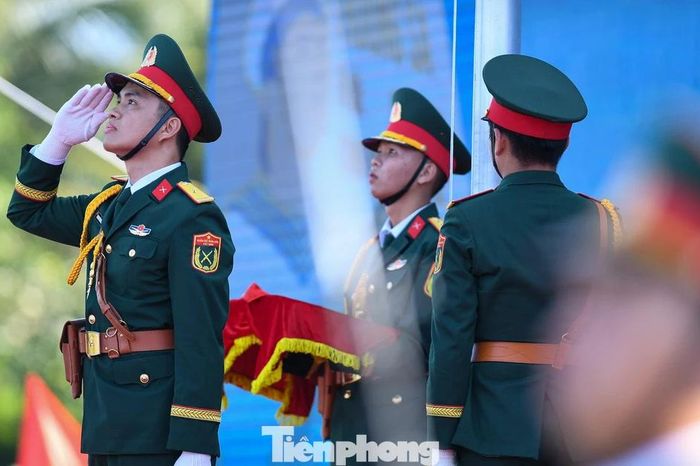 Khoảnh khắc kéo cờ thiêng liêng ở Khu tưởng niệm Chiến sĩ Gạc Ma - Báo Tiền Phong