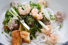 Bún chần qua nước sôi để ráo nước. Lấy một lượng vừa đủ vào tô, xếp mọc tôm thịt, đậu hũ, rau thơm cắt nhỏ, chan nước dùng lên trên, ăn nóng ngon tuyệt.