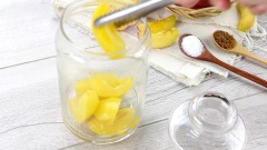 Gắp đào vào hộp thủy tinh sạch, chế sirup đường vào. Đậy kín nắp hộp đào ngâm đường rồi bảo quản trong tủ lạnh đến khi dùng.