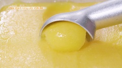Lấy hỗn hợp đông xay nhuyễn. Tiếp tục làm đông và xay nhuyễn khoảng 2-3 lần nữa. Múc viên vừa ăn