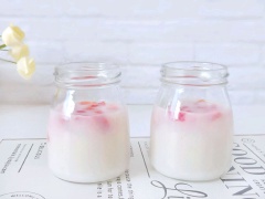 Pudding sữa dừa là món ăn tráng miệng được nhiều người yêu thích. Thạch rau câu sữa dừa giòn giòn, dai dai, vị ngọt béo, quyện cùng dâu tây chua chua cực hấp dẫn. Pudding sữa dừa quyện lấy đầu lưỡi, sẽ là điểm nhấn quan trọng cho một bữa cơm trọn vẹn.