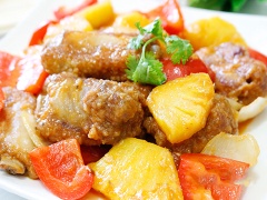 Sườn chiên giòn sốt thơm với sườn chín ngập dầu chín giòn da sốt cùng hỗn hợp ớt chuông, trái thơm, chua chua, đầy màu sắc trông thật hấp dẫn. Giúp cho bữa cơm gia đình thêm sinh động.