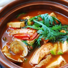 Canh cá tốt nhất nên nấu trong nồi sứ để giữ nhiệt, thông thường người Hàn sẽ dùng luôn nồi vừa nấu rồi đặt lên bàn ăn và dùng bữa luôn. Bữa cơm tối với phần canh cá nóng hổi, đậm vị, nước dùng ngọt thanh sẽ kích thích vị giác của cả nhà lắm đấy!