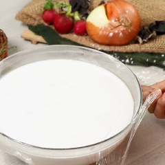 Pha bột: cho 300gr bột gạo và 150gr bột năng vào âu, đổ 1,3 lít nước lọc vào khuấy đều hỗn hợp, rồi ủ bột 1 tiếng.