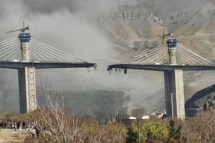 Cây cầu lớn nhất Iran gãy đôi sau đòn tấn công của Mỹ - Báo Pháp Luật TP.HCM