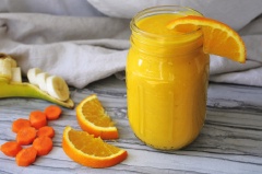 Rót sinh tố ra ly và thưởng thức thôi nào. Ly sinh tố này chứa rất nhiều vitamin và chất xơ rất tốt cho cơ thể, là sự kết hợp hoàn hảo đấy các bạn.