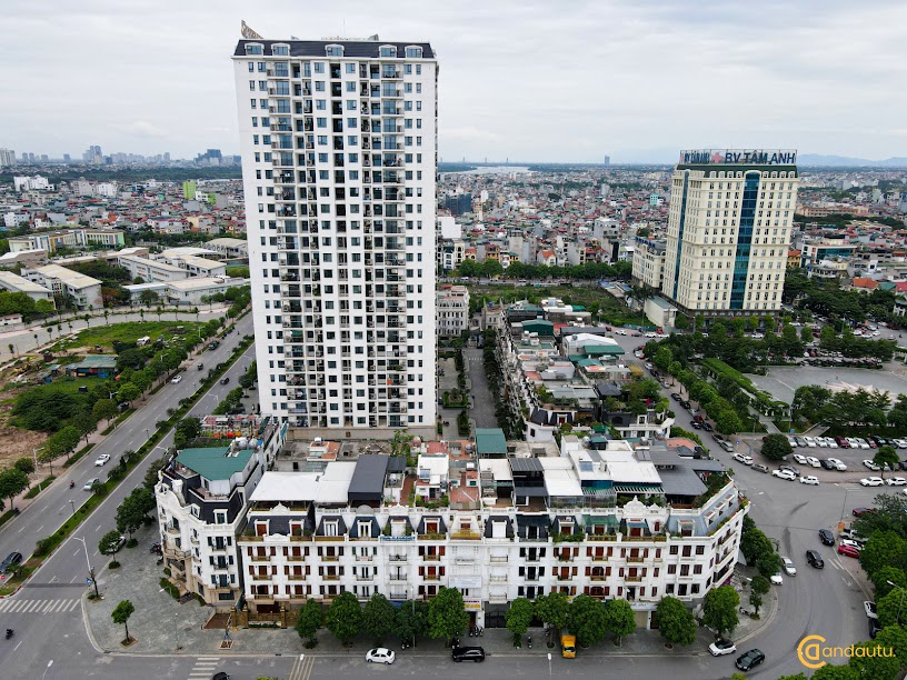 <p>Trong đó diện tích các căn hộ được phân bổ như sau:</p>
<p>Tầng 3 – 15 được thiết kế với các căn hộ diện tích nhỏ từ 71.4 – 87.5m2. Cụ thể:</p>
<ul>
<li>Căn hộ 2PN: DT 71.4m2 (Mã căn: 05, 06, 11, 12)</li>
<li>Căn hộ 2PN+1: DT 81.1 – 82.1m2 (Mã căn: 05, 06, 11, 12)</li>
<li>Căn góc 3PN: DT 87.5m2 (Mã căn: 01, 04, 07, 10)</li>
</ul>
<p>Tầng 16 – 25 được thiết kế với các căn hộ diện tích lớn từ 71.4 – 148.3m2. Cụ thể:</p>
<ul>
<li>Căn hộ 2PN: DT 71.4m2 (Mã căn: 04, 05)</li>
<li>Căn hộ 3PN: DT 102.3m2 (Mã căn: 02, 07)</li>
<li>Căn góc 3PN: DT 120m2 (Mã căn: 01, 03, 06, 08)</li>
<li>Căn hộ 4PN: DT 148.3m2 (Mã căn: 09)</li>
</ul>