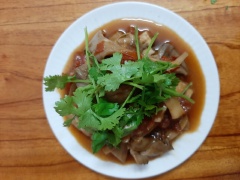 Trình bày ra dĩa, trang trí với ngò rí. Ăn kèm với cơm nóng nhé.