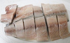 Đầu tiên, bạn lọc bỏ xương cá. Sau đó, rửa sạch cá với rượu trắng và gừng giã nhỏ cho hết tanh rồi lau khô và cắt thành khúc. Rắc đều bột mì vào cá.