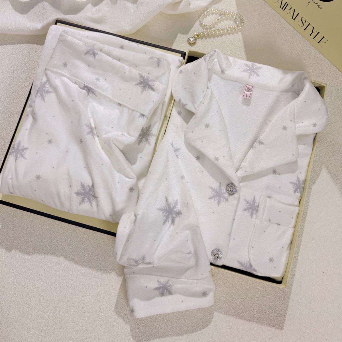 Ladies' fleece pajama set with snowflake pattern