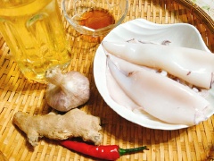 Mực ống tươi đem sơ chế sạch sẽ, lột bỏ phần da mực rồi thái khoanh tròn vừa ăn. Thấm cho mực khô ráo không còn nước để khi chiên sẽ không bị bắn dầu.