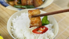 Dọn thịt ba chỉ rim lá chanh ra ăn với cơm nóng cùng rau luộc. Thịt ba chỉ chín mềm, thấm gia vị với vị ngọt của thịt và lá chanh thơm lừng sẽ là món ngon để cả nhà cùng đổi vị cho bữa cơm gia đình.