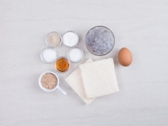 Xếp các lát bánh mì chồng khít lên nhau. Cắt bỏ lớp viền cứng bên ngoài rồi cắt bánh mì làm 4 phần dọc theo đường chéo. Trứng đập vỏ, tách riêng phần lòng đỏ và lòng trắng trứng.