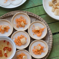 Để bánh nguội và rải thêm tôm cháy, da heo chiên giòn lên mặt bánh. Pha nước mắm: Hòa đều 1.5 muỗng canh nước mắm và 3 muỗng cà phê đường, thêm ớt cắt lát.