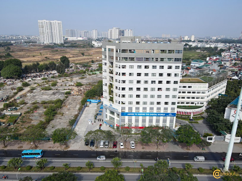 <p>Him Lam Vạn Phúc là dự án tổ hợp gồm nhà Liền kề, Shophouse và trường học quốc tế Nhật Bản nằm trên mặt đường Tố Hữu, quận Hà Đông do Him Lam Land làm chủ đầu tư.</p>
<p>Mang trong mình kiến trúc cổ điển Pháp, biểu tượng của những nhà vua Louis, dự án Him Lam Vạn Phúc khẳng định đẳng cấp, tinh tế với kết hợp hoàn hảo giữa kiến trúc Tân cổ điển và hiện đại. Đồng thời, khai thác hiệu quả sử dụng vừa thuận tiện kinh doanh buôn bán sinh lợi ngay trên chính ngôi nhà của mình nhờ hình thức kinh doanh tại tầng 1 và tầng 2.</p>