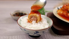 Múc măng ra dĩa, rắc tiêu và hành lá cắt nhỏ lên bề mặt, dùng với cơm nóng. Khi ăn bạn có thể cắt măng thành từng khoăn nhỏ. Phần măng giòn giòn quyện với phần thịt đậm đà và nước sốt cà chua sanh sánh vô cùng đưa cơm.